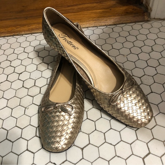 Trotters gold metallic valley flat narrow shoe—gold basket weave exterior w/ bow - Picture 1 of 4
